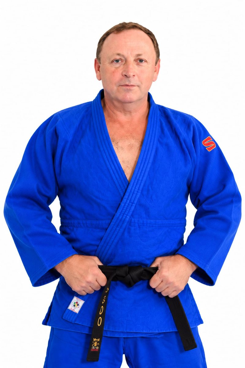 אלכסנדר קרטיש בחליפת ג׳ודו כחולה וחגורה שחורה