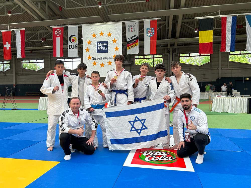 ג׳ודוקאים צעירים עם מדליות ודגל ישראל בטורניר בינלאומי בארפורט