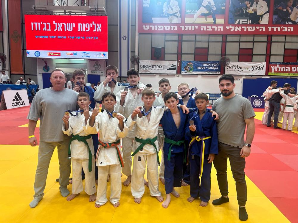 ילדים מציגים מדליות באליפות ישראל בג׳ודו, לצד שני מאמנים