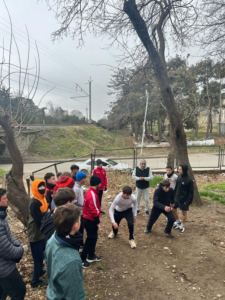 בני נוער מתאמנים בחוץ בין העצים